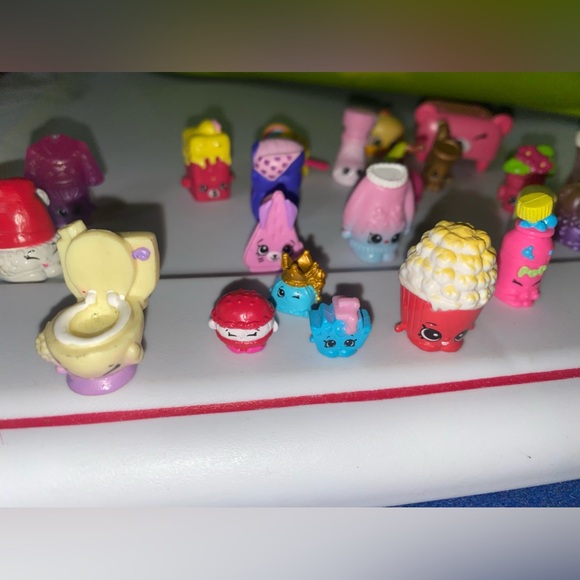 Over 25 Shopkins Bundle/Lot Petkins Exclusives Rare Holiday - Picture 3 of 10